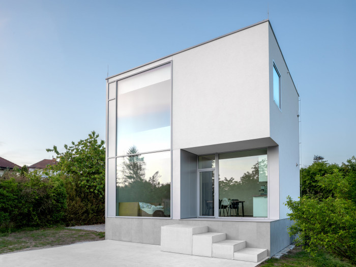 Krychle, z níž je v místě východu na terasu odebraný kvádr. (Krychlový dům ve Vrané nad Vltavou; IO Studio)