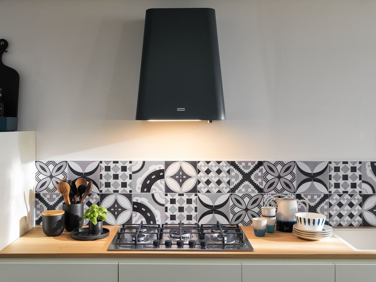 Smart Deco - komínový odsavač par, montáž na stěnu, černý porvch, ovládání pomocí jediného knoflíku