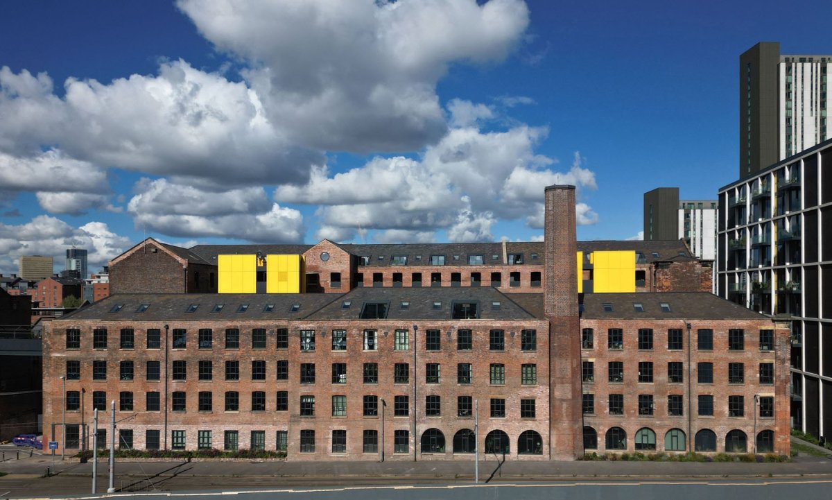 Původní budovu doplnili architekti novými prvky. (Projekt Crusader Works: Přádelny v centru Manchesteru přestavěné na bydlení, studio shedkm)