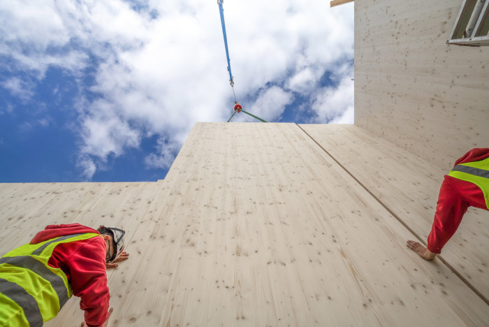 Panely NOVATOP SOLID jsou vyrobené z křížem vrstveného smrkového dřeva (CLT).