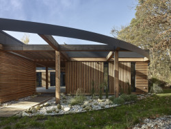 ...při pohledu zvenčí působí dojmem oblé stavby kvůli obvodovému prstenci a zahradním úpravám