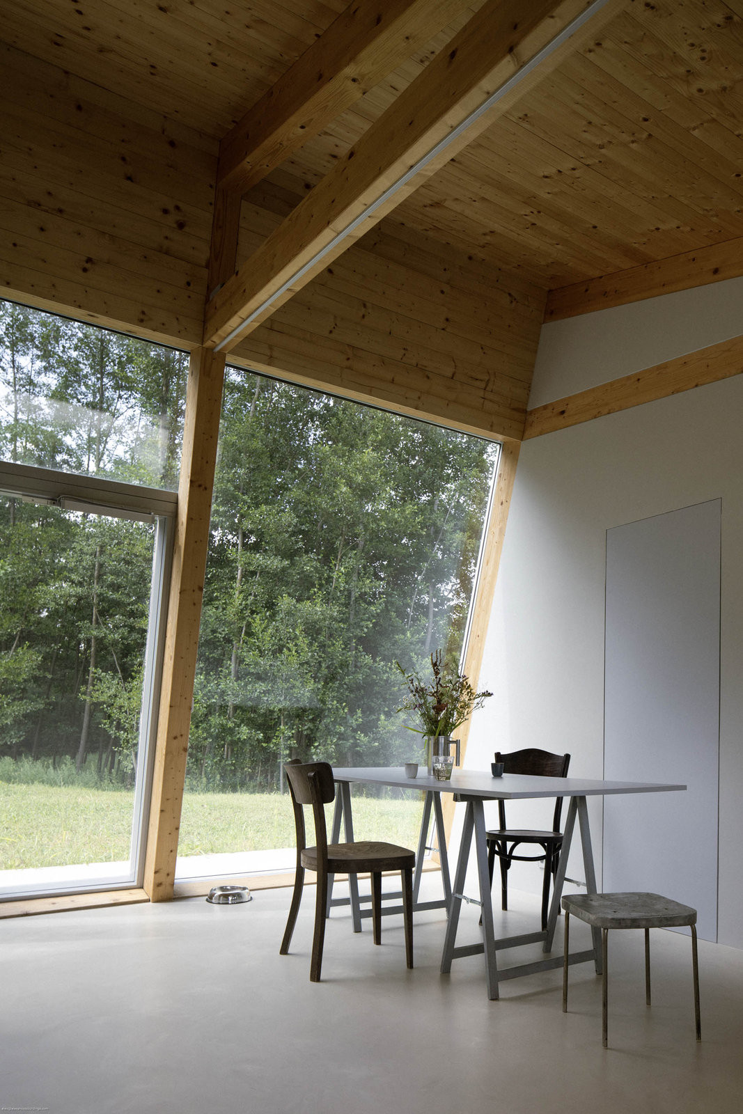 Posezení v kuchyňské části domu. (Dům se šikmou fasádou; Papundekl architekti)