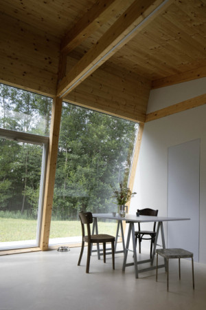 Posezení v kuchyňské části domu. (Dům se šikmou fasádou; Papundekl architekti)