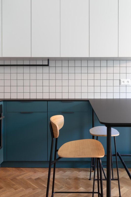 Výraznou modrou doplňuje světle šedá barva a dřevo, se kterým Schwestern rády pracují. - Rekonstrukce bytu v Praze - Holešovicích, Studio Schwestern.