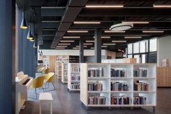 Prostor v přístavbě je plynulý bez výrazných překážek. (Městská knihovna v Rožnově pod Radhoštěm, ČTYŘSTĚN)