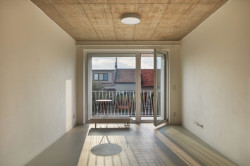 Byty v patrech už, na rozdíl od této oficiální fotografie, nemají zcela průhledná zábradlí.