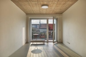 Byty v patrech už, na rozdíl od této oficiální fotografie, nemají zcela průhledná zábradlí.