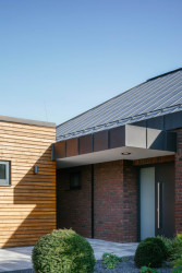 Cihly, dřevo a plechová střecha - dominantní materiály.