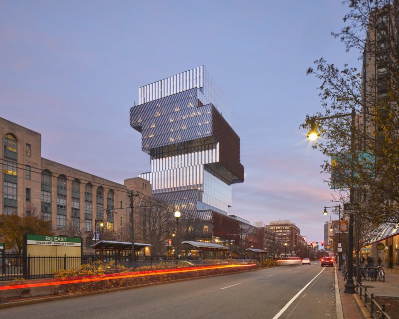 Nejvíce ekologická budova v oblasti Bostonu - nevyužívají se tu vůbec fosilní paliva. (Centrum výpočetní a datové vědy Bostonské univerzity, KPMB Architects)
