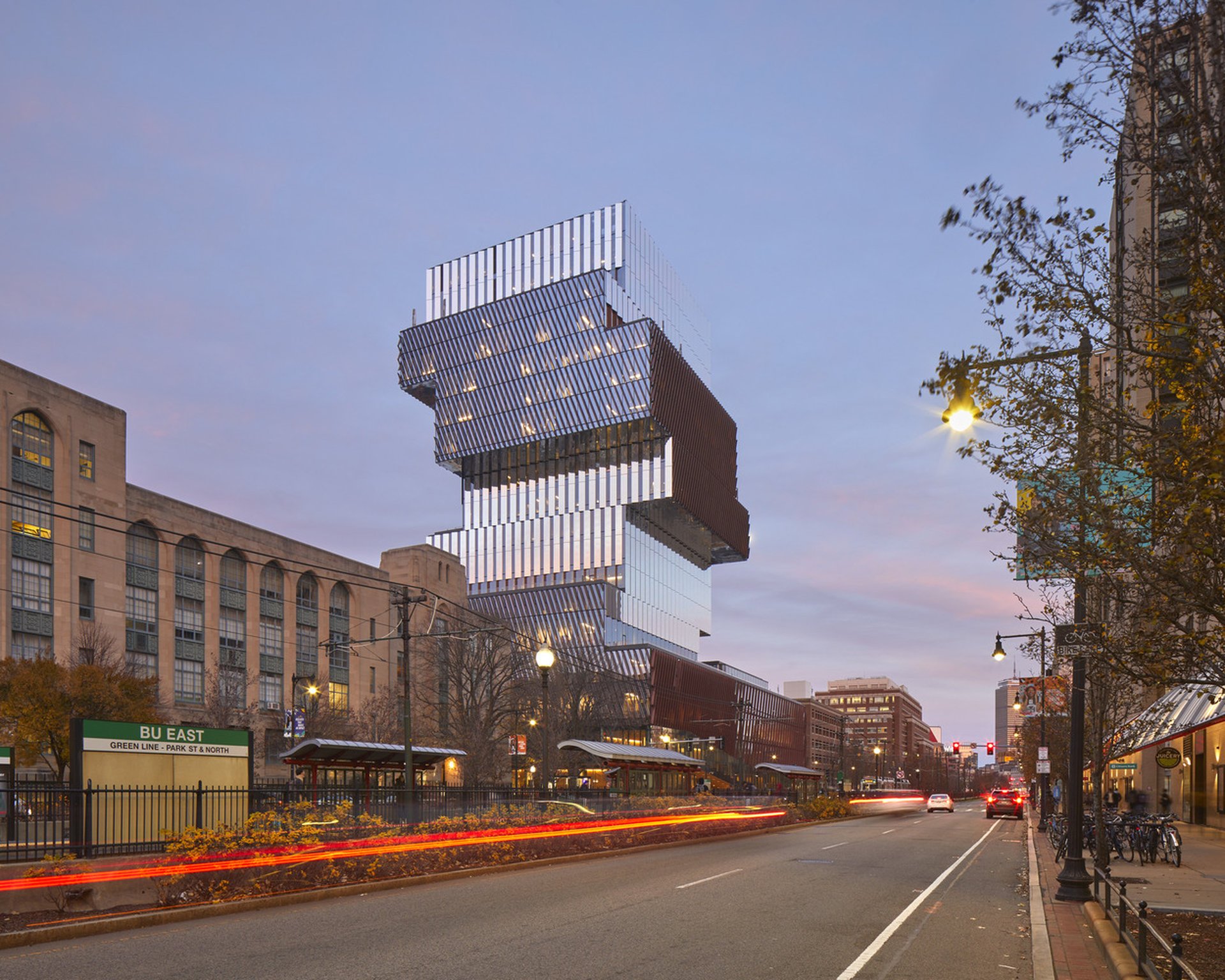 Nejvíce ekologická budova v oblasti Bostonu - nevyužívají se tu vůbec fosilní paliva. (Centrum výpočetní a datové vědy Bostonské univerzity, KPMB Architects)