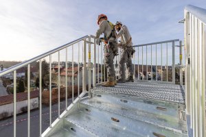 Nové schodiště PERI UP Public splňuje všechny důležité normy a předpisy. Lze je variabilně přizpůsobit různým podmínkám na stavbě a jeho montáž je rychlá.