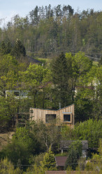 Příkré svahy údolí Berounky (Dům Vlaštovka, Sodomka Sodomková Architekti)