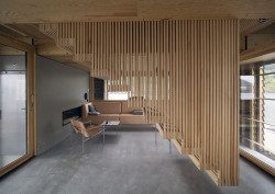 Knut Hjeltnes AS Sivilarkitekter MNAL, chata na osrůvku Sildegarnsholmen, schodiště a obývák, foto
