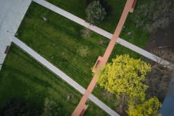 Park na Moravském náměstí, Consequence Forma: Původně to byl nefunkční prostor s vyasfaltovanými cestičkami a kašnou uprostřed