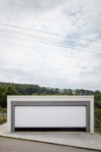 Rodinný dům ve svahu, masparti
