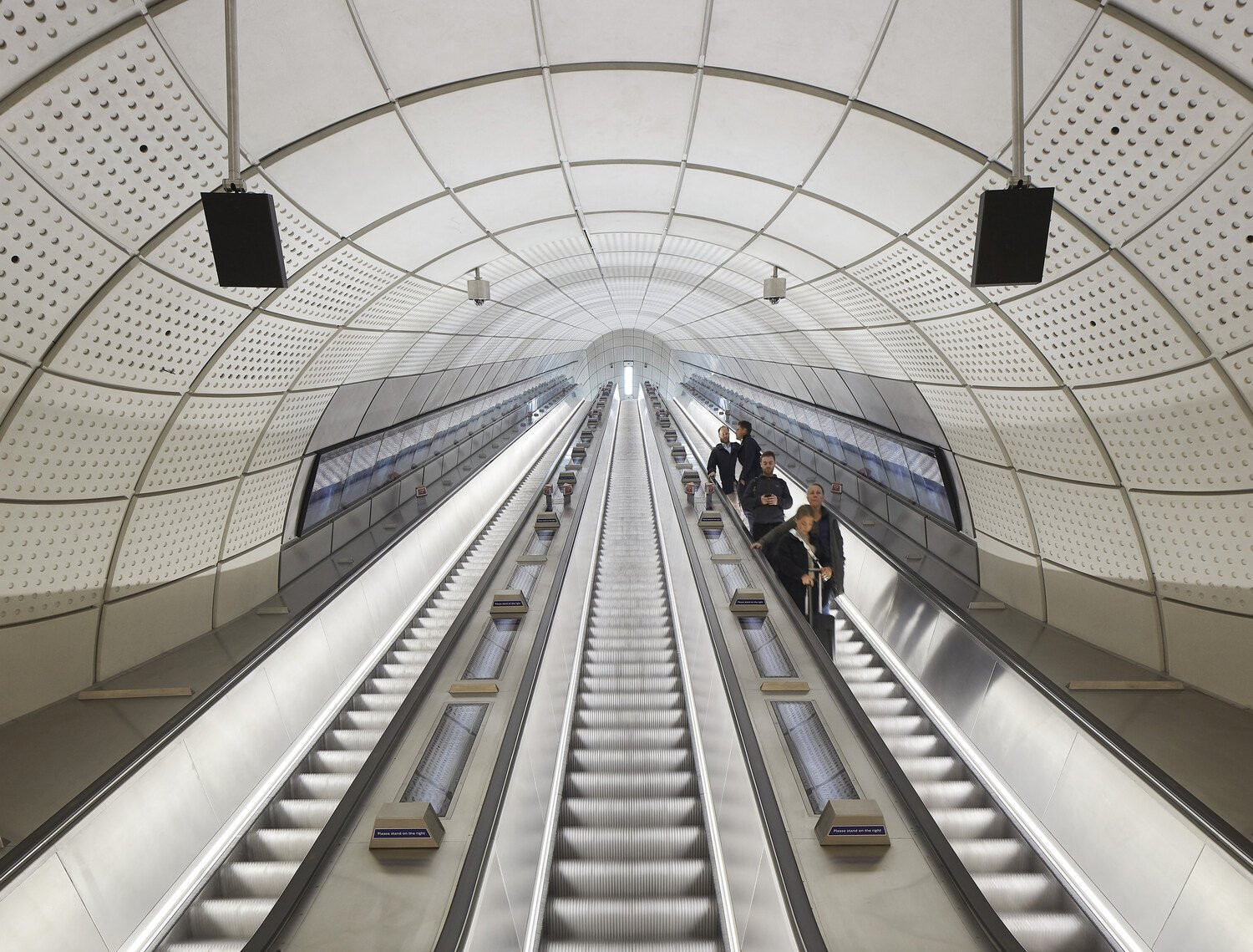 Alžbětina linka v Londýně, to je prostor, kde se myslelo na vše. (Elisabeth Line v Londýně, Grimshaw, Maynard, Equation a Atkins)