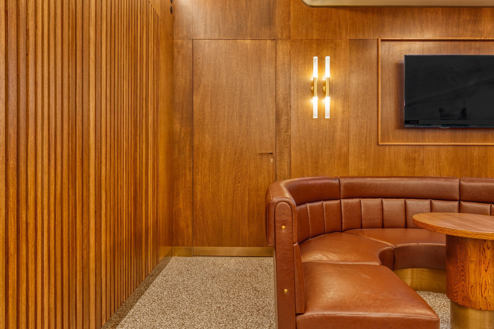 Dveře zapadají do jednotícího dřevěného obkladu. (Rekonstrukce zázemí Rudolfina; Architektonické studio Lenky Míkové)