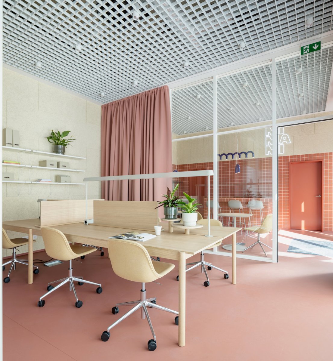 „Chtěli jsme, aby ladění atmosféry bylo bližší komorní kavárně než kancelářím," říká Markéta Zdebská z BY architects. (Coworkingový prostor MIMAMI BY architects)