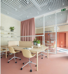 „Chtěli jsme, aby ladění atmosféry bylo bližší komorní kavárně než kancelářím," říká Markéta Zdebská z BY architects. (Coworkingový prostor MIMAMI BY architects)