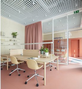 „Chtěli jsme, aby ladění atmosféry bylo bližší komorní kavárně než kancelářím," říká Markéta Zdebská z BY architects. (Coworkingový prostor MIMAMI BY architects)