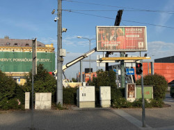 Billboard v centru Plzně jde k zemi.