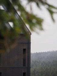 Fasáda z opalovaného dřeva lépe odolá horským podmínkám. (Bytový dům Krušec, monom)