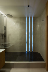 Pohled do koupelny (Panelákový byt Nad obzorem; Iva Hájková Studio)