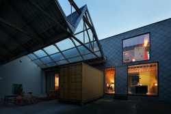 Přestavba industriální budovy na rodinný dům v Gentu, NU architectuuratelier