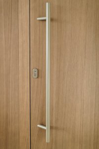 Kovové prvky jsou laděné v odstínech niklu a champagne. (Kancelářské prostory v Bratislavě; Zuzana Basandová z ateliéru ZURI Architecture)