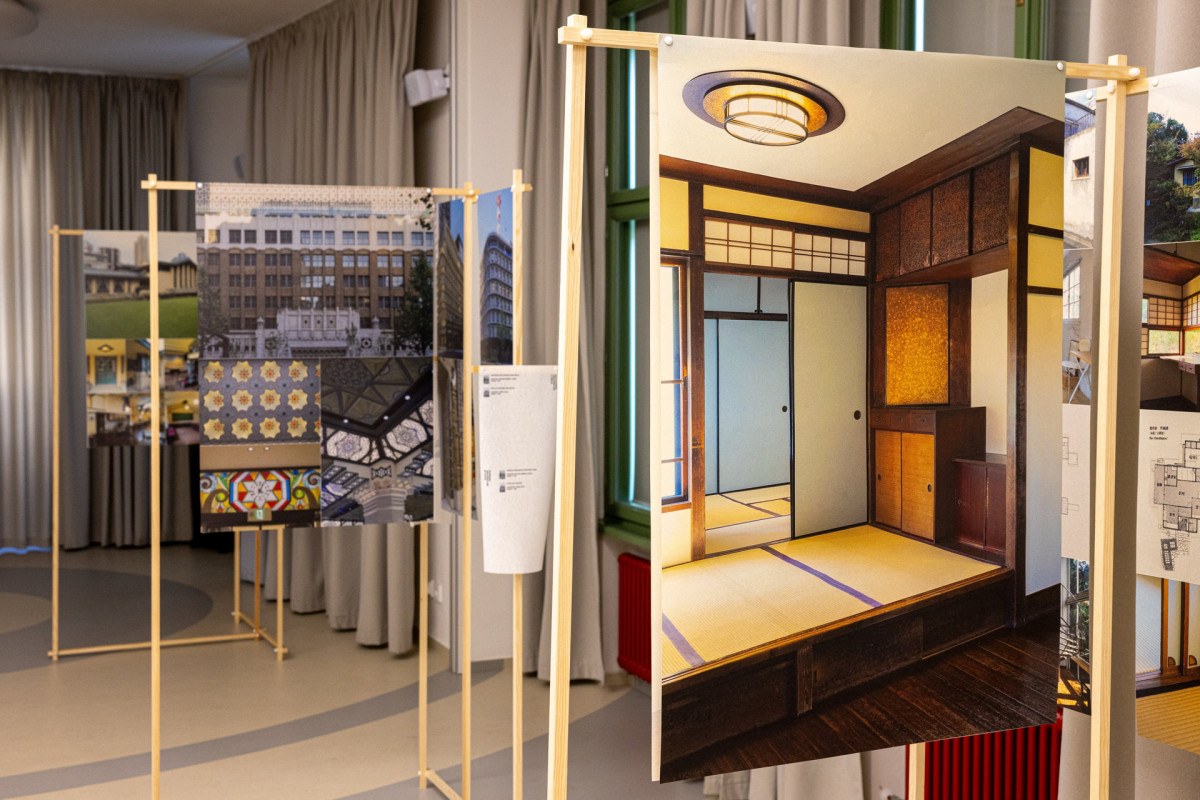 Výstava NA ROZCESTÍ: MEZIVÁLEČNÁ ARCHITEKTURA V JAPONSKU v Semlerově rezidenci je pro veřejnost otevřena od 26. června do 1. listopadu 2026.