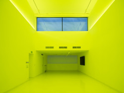 Multimediální ateliér nabízí vysoký prostor (Přístavba Pedagogické fakulty Masarykovy univerzity v Brně, studio dílna)