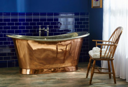 Volně stojící vana je charakteristickým prvkem anglického stylu.