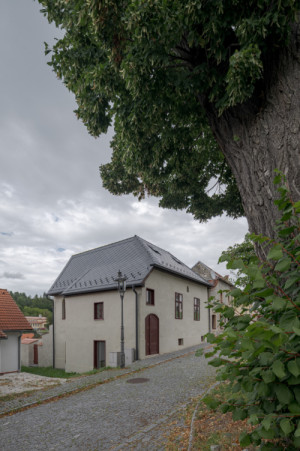Rekonstrukce probíhala pod dohledem památkářů. Zachovalo se původní křivé zdivo, fasáda je natřená minerálním nátěrem a střecha byla nahrazena vláknocementovými šablonami. (Rykonstrukce bývalé Synagogy v Rabí; MAM ateliér)