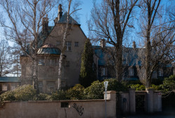 Elgerova vila na adrese Alšova 1 se v roce 1968 stala místem odporu proti okupaci. Šlo z ní utajené vysílání Československého rozhlasu. 