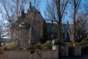 Elgerova vila na adrese Alšova 1 se v roce 1968 stala místem odporu proti okupaci. Šlo z ní utajené vysílání Československého rozhlasu. 