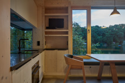 Dřevěná chata na břehu Vranovské přehrady od studia Prodesi/Domesi