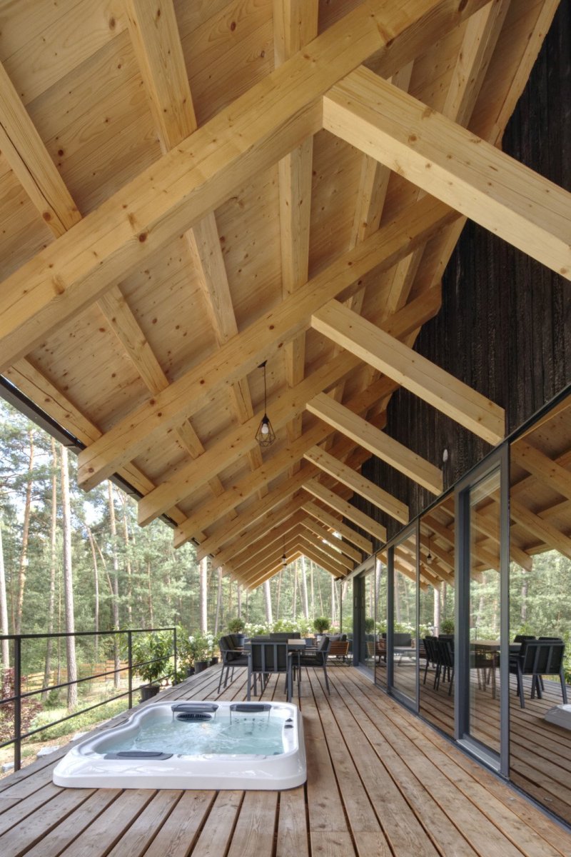 Terasa s výřivkou, kam se dá vyjít přímo z koupelny. (Chata Spiegelbaude, A1 architects)