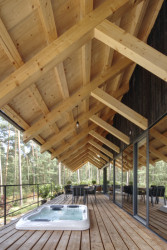 Terasa s výřivkou, kam se dá vyjít přímo z koupelny. (Chata Spiegelbaude, A1 architects)