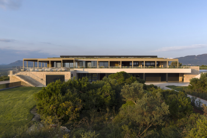 Studio L. Z. Atelier realizovalo moderní golfový klub v Řecku, který zdobí nábytek světových značek