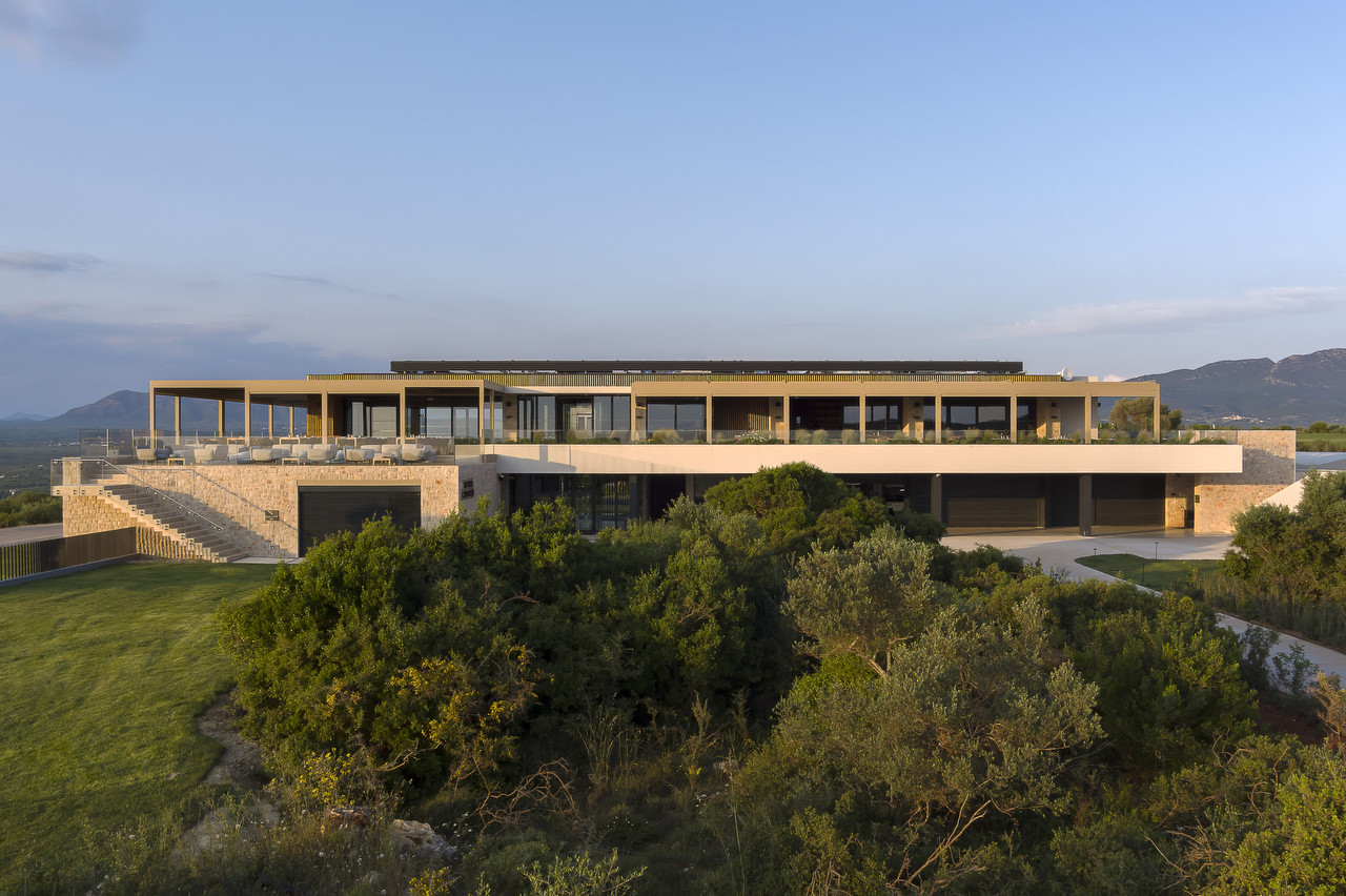 Studio L. Z. Atelier realizovalo moderní golfový klub v Řecku, který zdobí nábytek světových značek