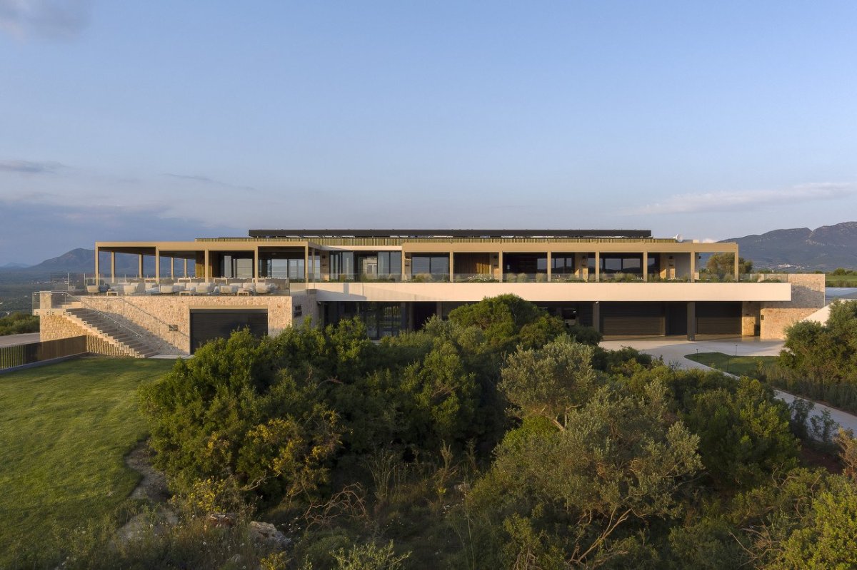 Studio L. Z. Atelier realizovalo moderní golfový klub v Řecku, který zdobí nábytek světových značek