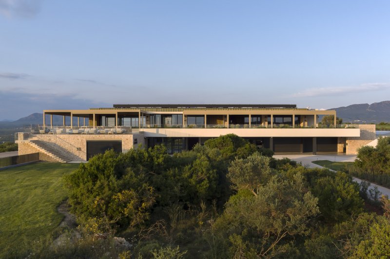 Studio L. Z. Atelier realizovalo moderní golfový klub v Řecku, který zdobí nábytek světových značek