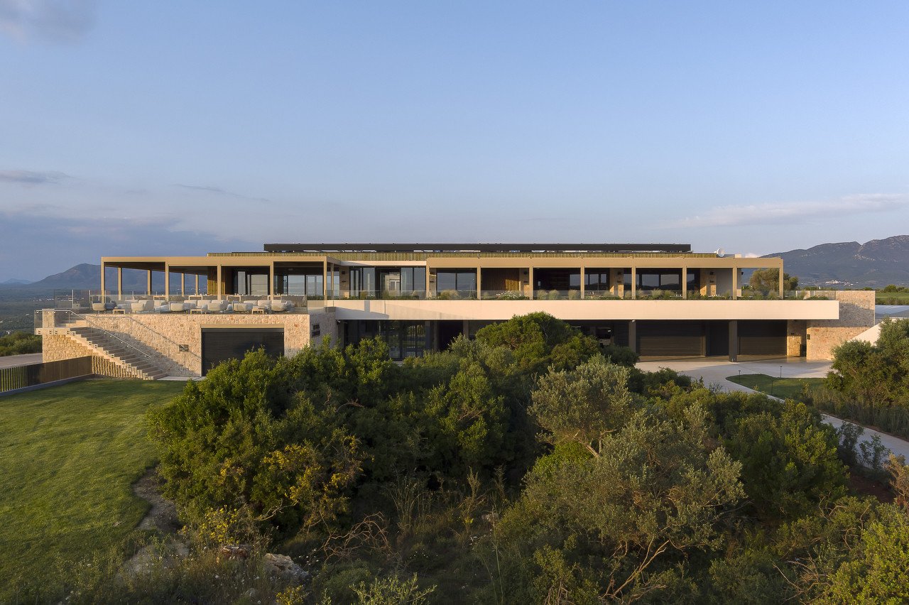 Studio L. Z. Atelier realizovalo moderní golfový klub v Řecku, který zdobí nábytek světových značek