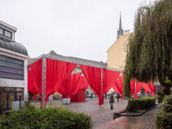 Římské náměstí (Peer Collective a Kateřina Šedá, Festival vánočních zlozvyků)