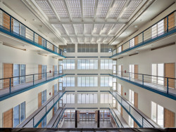 Budova Elektrických podniků v Praze-Holešovicích po rekonstrukci od studia TaK Architects