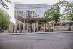 Plastiky Miloslava Chlupáče u vstupu do areálu Emauz před centrem CAMP již bez mříží.