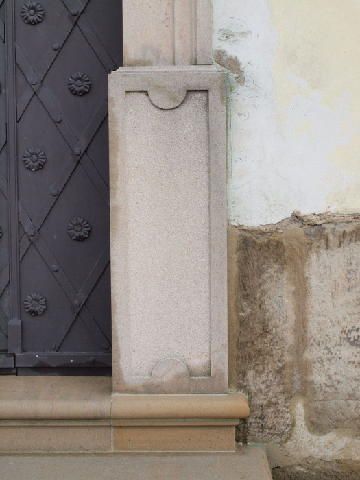 Detail soklové části ostění vstupního portálu, 2013 - foto