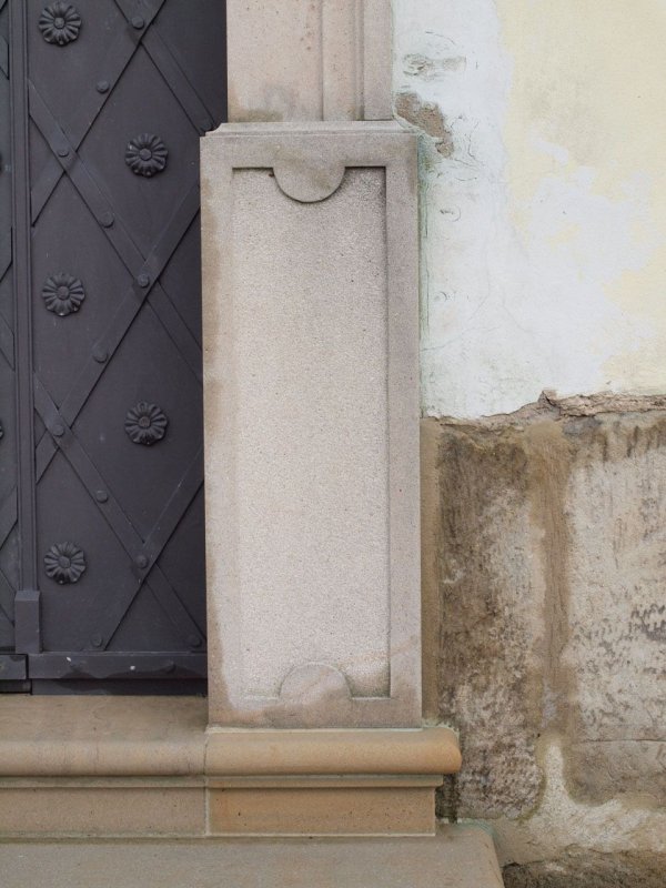 Detail soklové části ostění vstupního portálu, 2013 - foto