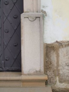 Detail soklové části ostění vstupního portálu, 2013 - foto