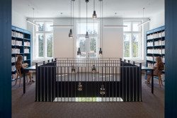 Regály jsou tady vysoké a v nich fond knih dospělého oddělení. (Městská knihovna v Rožnově pod Radhoštěm, ČTYŘSTĚN)